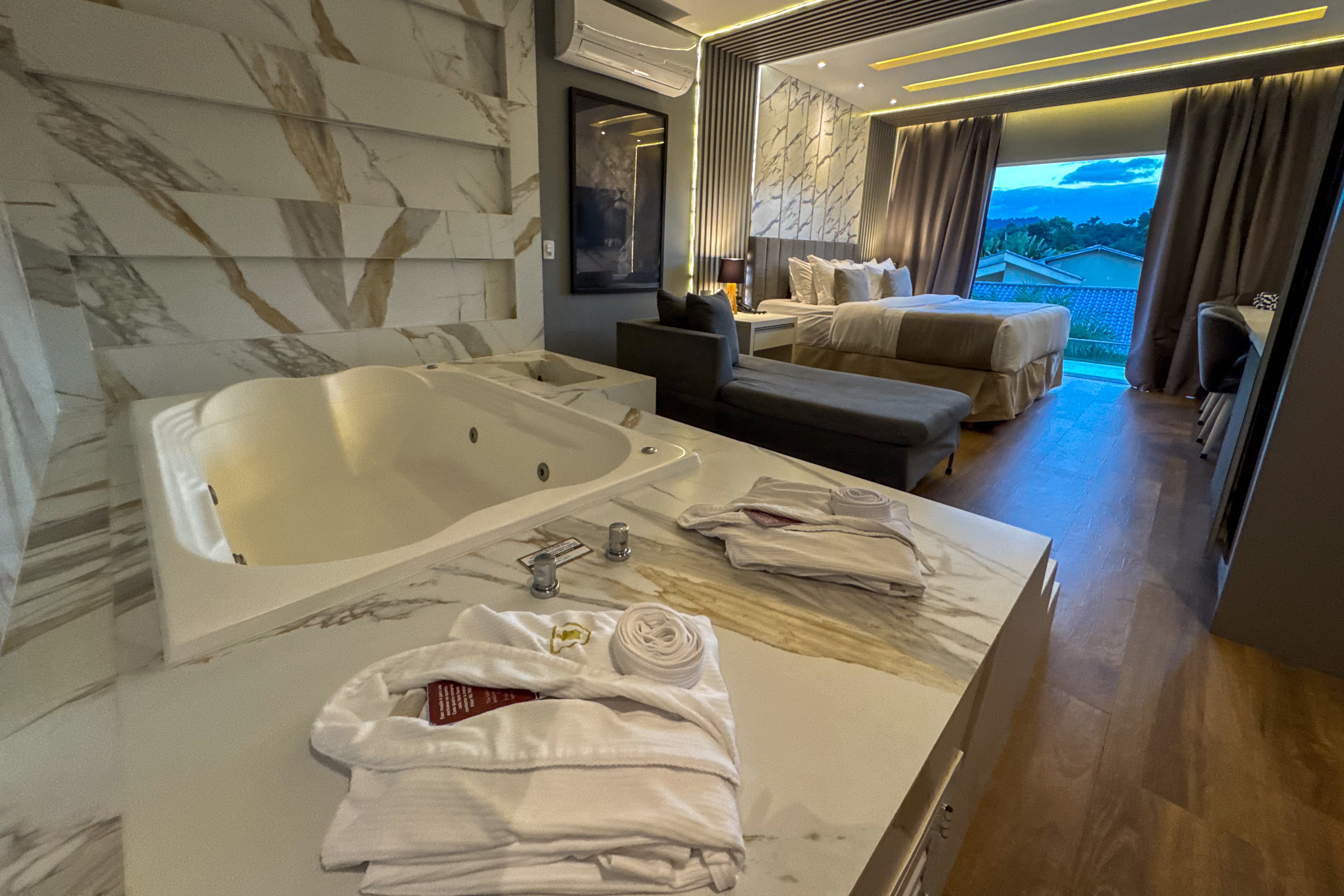 Quarto com banheira na Apple House Paraty